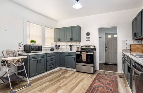 Glen Iris House | Downtown Comfort Hub | 5-Bedroom Retreat for Family & Friends