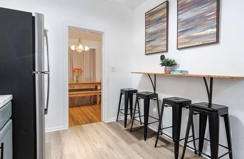 Glen Iris House | Downtown Comfort Hub | 5-Bedroom Retreat for Family & Friends