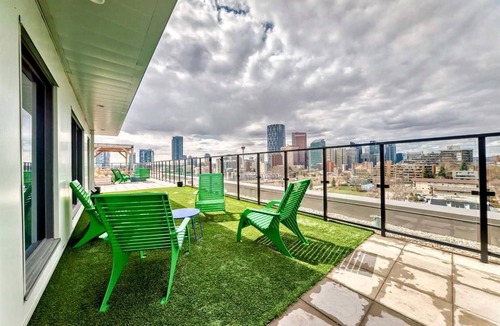 Crescent Heights Apartment | Downtown Condo, Stylish & Comfy