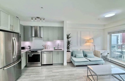 Surrey Apartment | Downtown Condo, Vancouver Skytrain, Free Parking