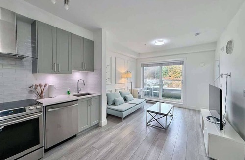 Surrey Apartment | Downtown Condo, Vancouver Skytrain, Free Parking