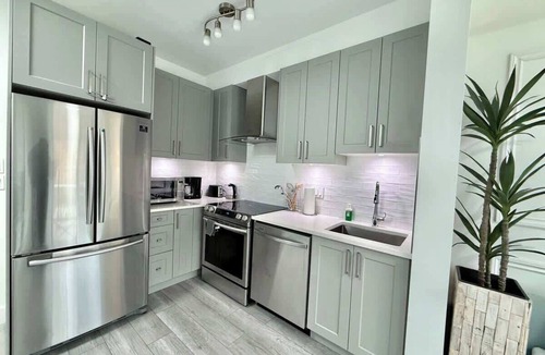 Surrey Apartment | Downtown Condo, Vancouver Skytrain, Free Parking