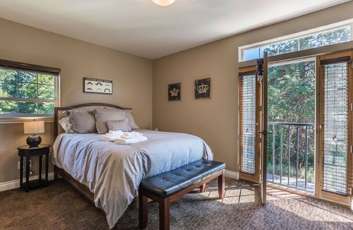 Leavenworth Condo | Downtown Corner Unit with Views