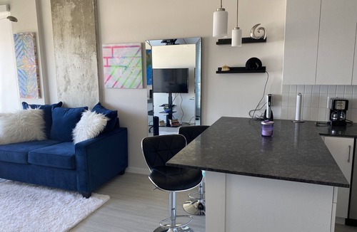 Callahan Apartment | Downtown: Creative 1-Bedroom in Stylish High rise