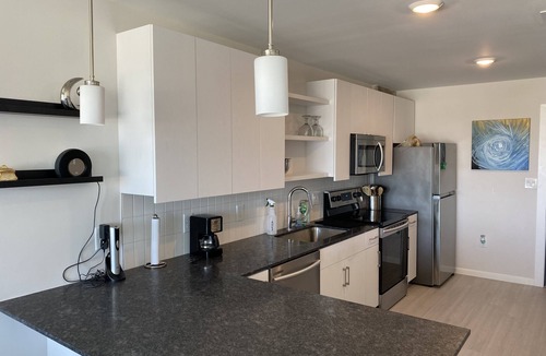 Callahan Apartment | Downtown: Creative 1-Bedroom in Stylish High rise