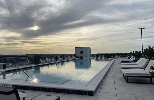 Callahan Apartment | Downtown: Creative 1-Bedroom in Stylish High rise