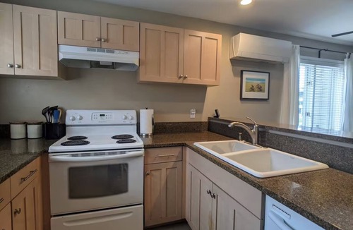 Goss - Grove Condo | Downtown Creekside Retreat