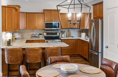 North End House | Downtown District & Knox Mountain & 5 min Walk to Beach, Hot Tub & Covered Patio
