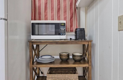 Arcata Apartment | 🍩Downtown Drift -Historic Arcata Home on the first floor - Hot Tub, Sauna & Bikes🐶