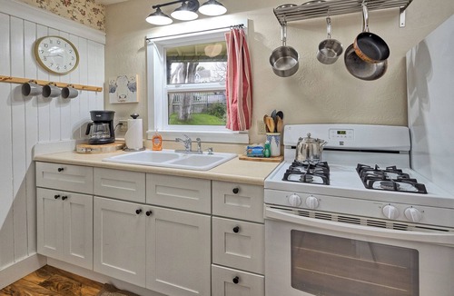 Arcata Apartment | 🍩Downtown Drift -Historic Arcata Home on the first floor - Hot Tub, Sauna & Bikes🐶