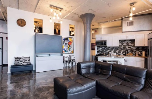 West Main Historic District Apartment | Downtown Duplex with Panoramic View - 12 Beds