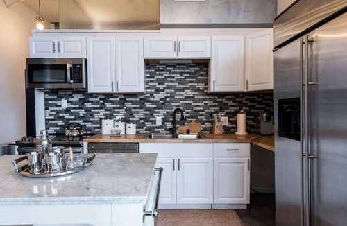 West Main Historic District Apartment | Downtown Duplex with Panoramic View - 12 Beds