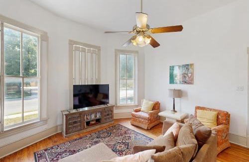 Southtown House | Downtown duplex with patio, enclosed backyard, washer/dryer, streaming, AC, WiFi