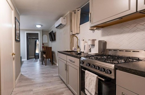Eureka Springs Historic District House | Downtown Eureka, 1 Queen bed, full kitchen, free parking