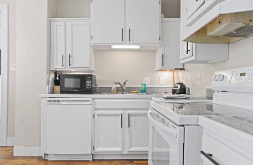 West Central House | Downtown Fort Wayne Home | Walkable Location, Sleeps 7
