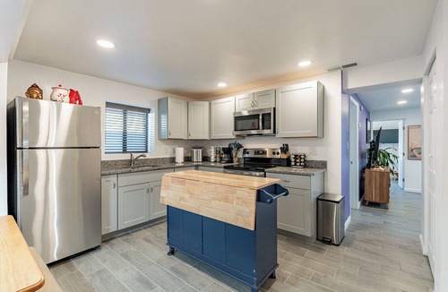 Santa Rita Park House | Downtown gem cooler than outside! Urban Oasis w-swim spa and cool outdoor vibes