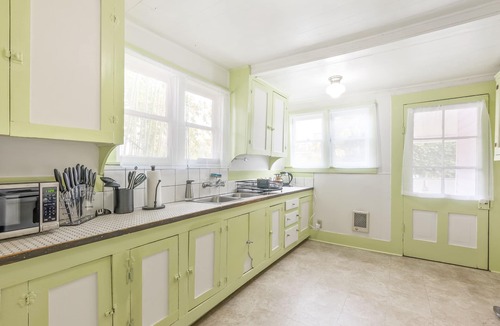 Harlow House | Downtown Gem! Yoga Room! Reliable WIFI!