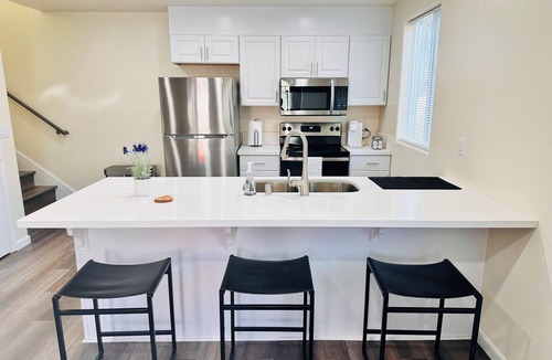 Hanford House | Downtown Hanford Getaway - New 4 bed, 3 Bedroom, 2.5 Bath
