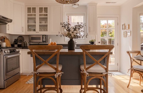Healdsburg House | Downtown Healdsburg Plaza Charmer + Hot Tub