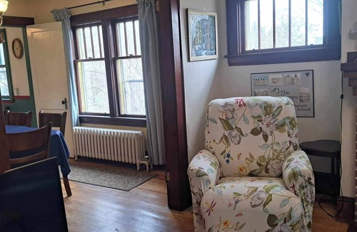 Downtown Apartment | Downtown heritage flat near everything