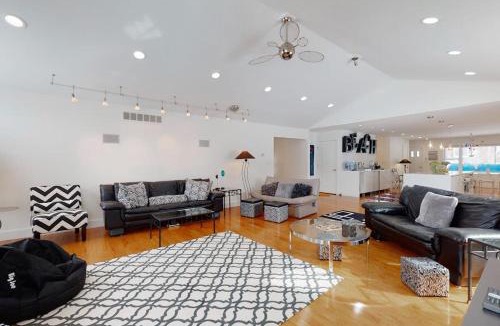 New Buffalo House | Downtown Hideaway