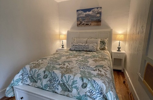 Tarpon Springs Apartment | Downtown Historic Tarpon Springs Suite Coastal Gulf Coast Community