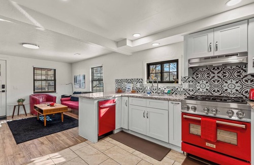 Williams House | Downtown Historic Hideaway w/3 Adjacent Homes w/Fenced Yards, AC, W/D, Fast WiFi