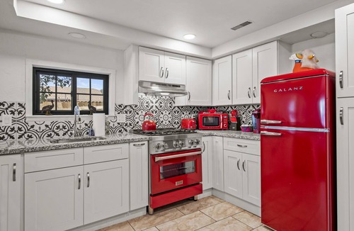 Williams House | Downtown Historic Hideaway w/3 Adjacent Homes w/Fenced Yards, AC, W/D, Fast WiFi