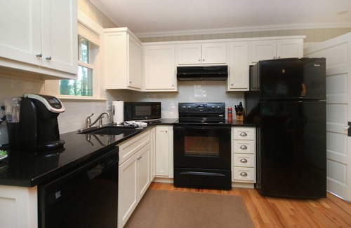 Black Mountain Cottage | Downtown Historic Area, Arts and Crafts Cottage PREMIER HOST SINCE 2013