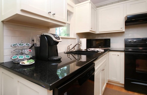 Black Mountain Cottage | Downtown Historic Area, Arts and Crafts Cottage PREMIER HOST SINCE 2013