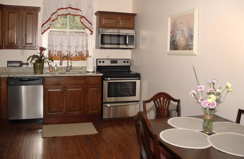 Downtown Historic District House | Downtown Historic Two Bedroom Victorian Apartment. Free On-site Parking