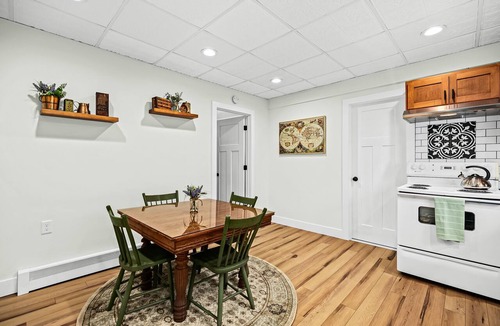 Holly Apartment | Downtown Holly Homefront - Walk to downtown Holly