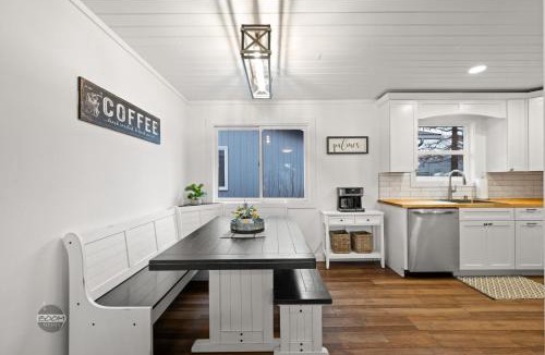 Palmer House | Downtown Home & Studio Apt Walk to Shops & Cafes