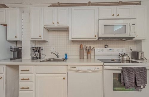 Fargo Apartment | Downtown I Keyless Entry, Queen Bed, Free Parking