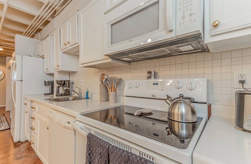 Fargo Apartment | Downtown I Keyless Entry, Queen Bed, Free Parking