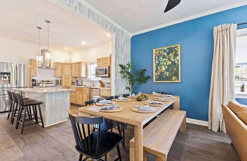 Indianapolis House | Downtown Indy Walk to Stadiums 4BR/3BA Hot Tub Game Room Sleeps 13