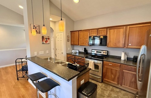 Kennedy King House | Downtown~King Bed~Parking~Balcony~Restaurants~Bars