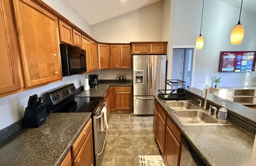 Kennedy King House | Downtown~King Bed~Parking~Balcony~Restaurants~Bars