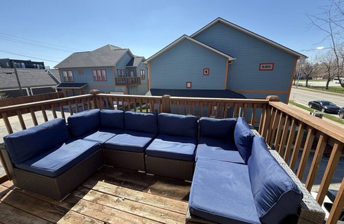 Kennedy King House | Downtown~King Bed~Parking~Balcony~Restaurants~Bars