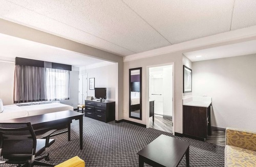 Arsenal Hotel | Downtown King Studio Getaway, Pet-Welcome, Near Hemisfair Plaza