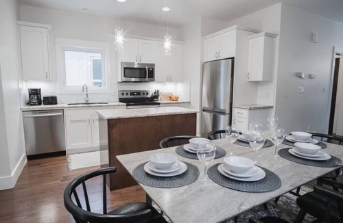 West Edmonton House | DOWNTOWN~KINGBED~4BR~Fireplace~