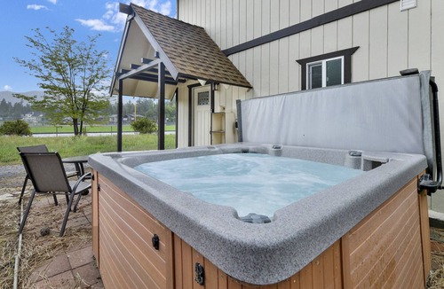 Big Bear Lake Ski Chalet | Downtown Lakeview Cabin- Hot Tub- Walk to Village
