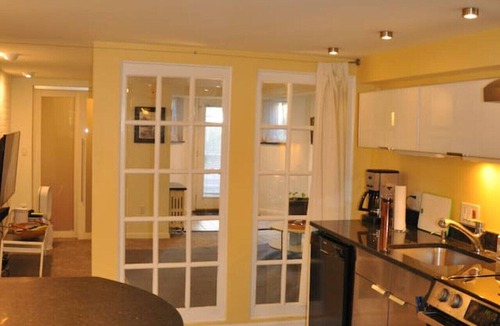 Mount Vernon Square Apartment | Downtown Large Apt w/parking Convention Center