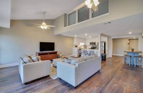 Statesboro Apartment | Downtown Loft - Above Bull & Barrel & Close to Georgia Southern!