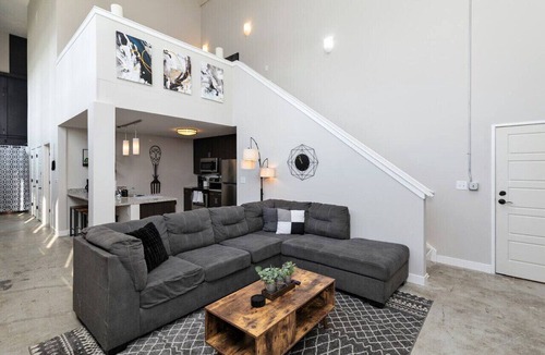 Downtown Des Moines Apartment | Downtown Loft Skyline View 2BR