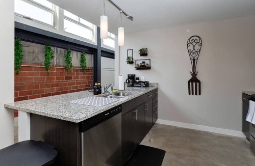 Downtown Des Moines Apartment | Downtown Loft Skyline View 2BR
