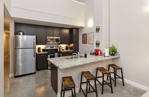 Downtown Des Moines Apartment | Downtown Lofted Suite 2BR/2BA - Prime Central Spot