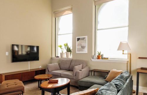 East Town Apartment | Downtown Luxe 2BR Loft Apt | Sleeps 8 | Walkable