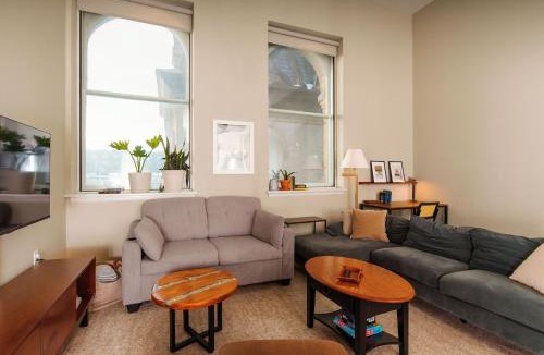 East Town Apartment | Downtown Luxe 2BR Loft Apt | Sleeps 8 | Walkable
