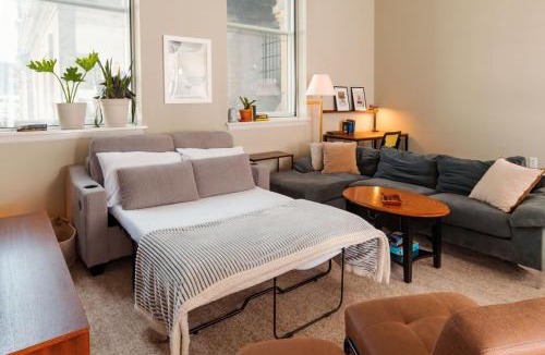 East Town Apartment | Downtown Luxe 2BR Loft Apt | Sleeps 8 | Walkable